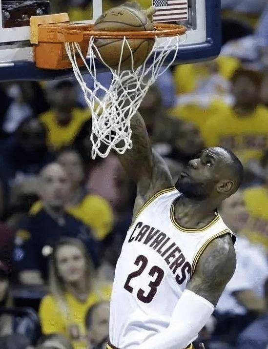 nba扣坏篮筐的人有哪些(NBA球星破坏力有多大？<a href=https://www.zb-smart.com/temp/luoshanzuohuren target=_blank class=infotextkey>湖人</a>教练曾扣碎篮板，詹姆斯将篮球扣瘪)
